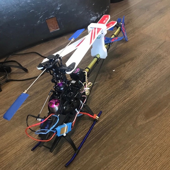 3 vintage Esky Cp belt rc helicopters (one is a V2) - Picture 3 of 12